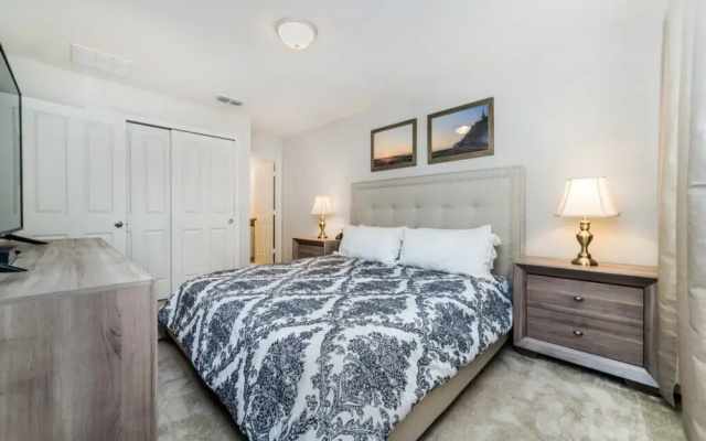 5157 Adelaide Drive 4 Bedroom Townhouse