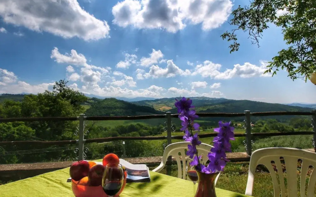 Rustic Apartment in Caprese Michelangelo near Lake