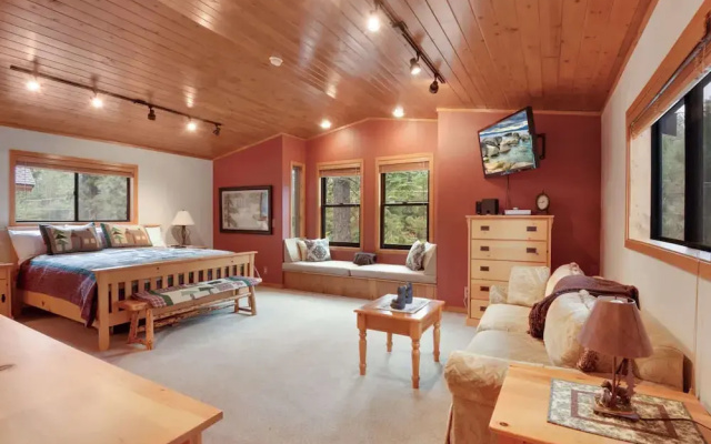 Lake Tahoe Treasure! Minutes From Beach & Skiing