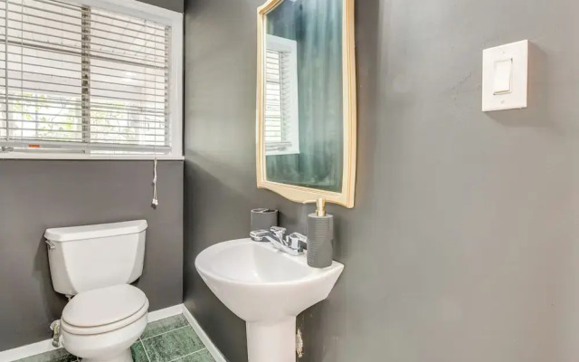 Mid-century Bungalow in the Heart of Buckhead!