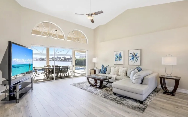 Waterfront Home With Spectacular View, Pool and spa