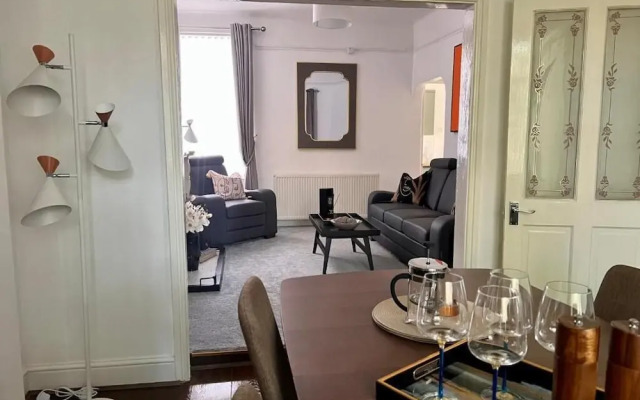 Spacious Home - Sleeps 5 Persons