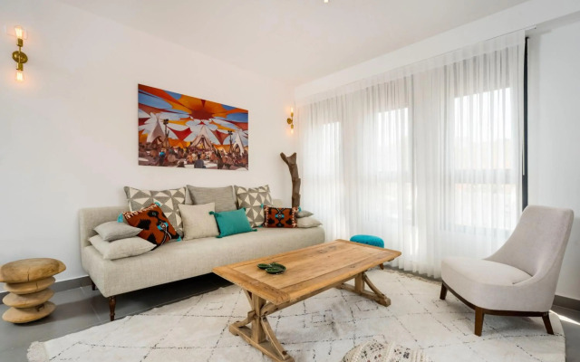Walk to Beaches from an Arty New-Build Apartment