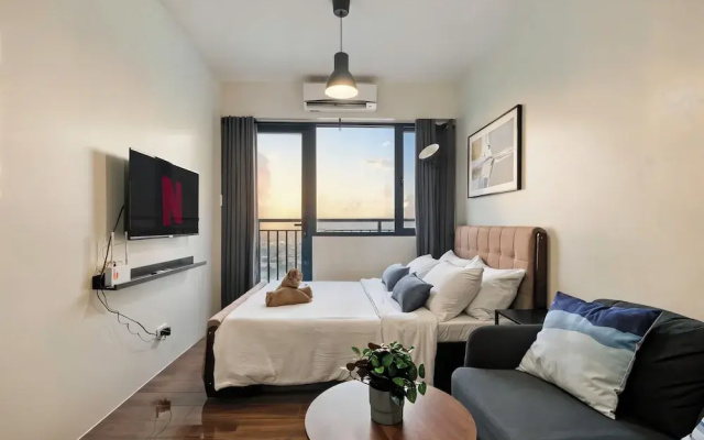 Room-makati Penthouse Studio With City V