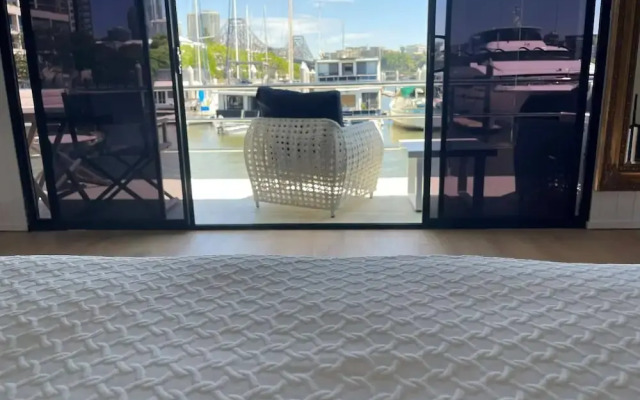 Luxury Penthouse Houseboat n the Heart of the City