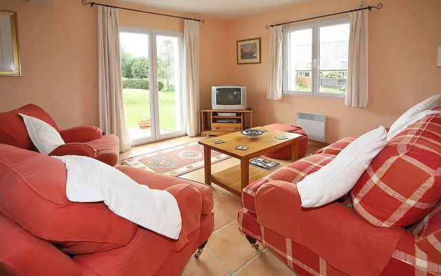 Classic Holiday Home in Riec-sur-bélon With Private Garden