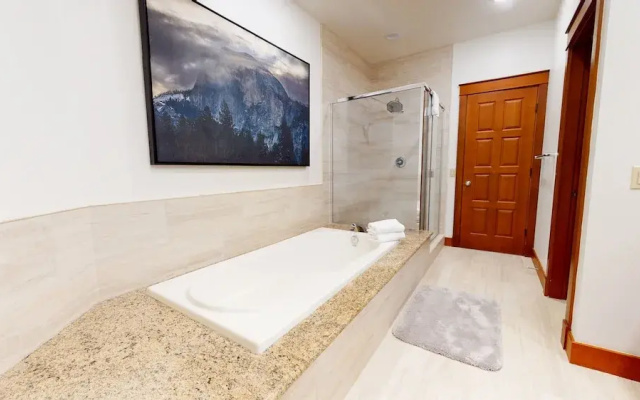 Timbers 6 Updated and Pet-Friendly, Private Jacuzzi, Private Garage by RedAwning