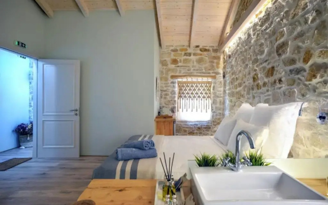 Paxos Fairytales Lovenest 1