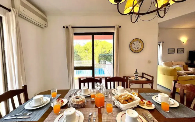 Vilamoura Classic Villa With Pool