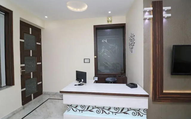 OYO 24879 Royal Taj Home Stay