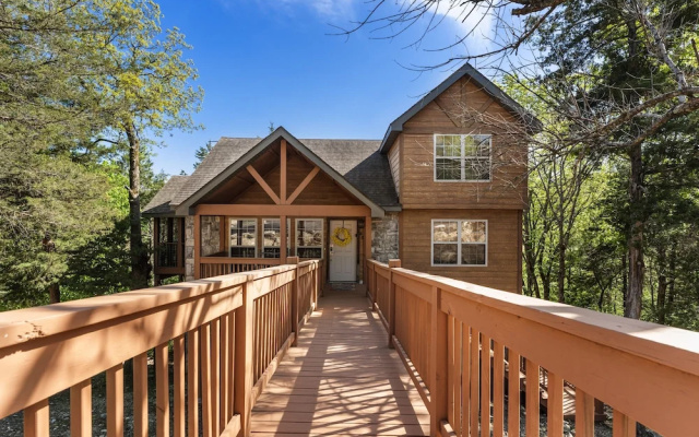 Whispering Woods Lodge - Sleeps 6 2 Bedroom Home by RedAwning