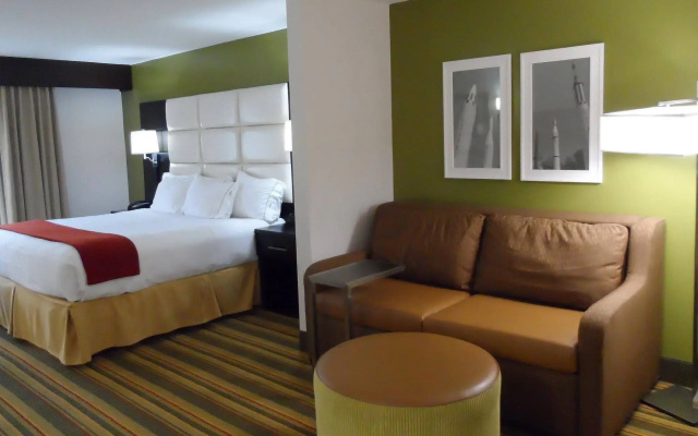 Holiday Inn Express & Suites Huntsville Airport by IHG