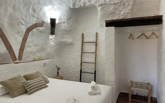 Cuevas El Atochal Orígenes