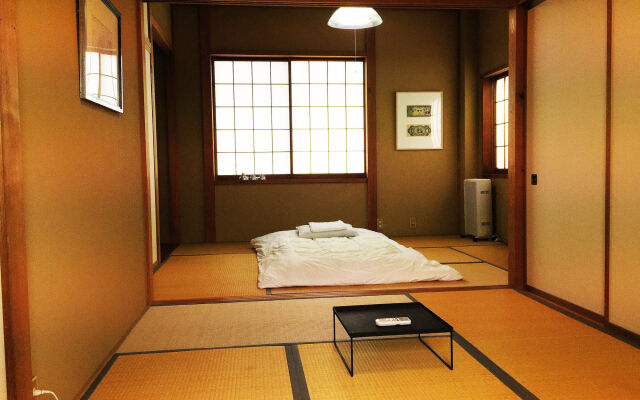 Отель Toolate Guesthouse Toyama Тояма комната для гостей