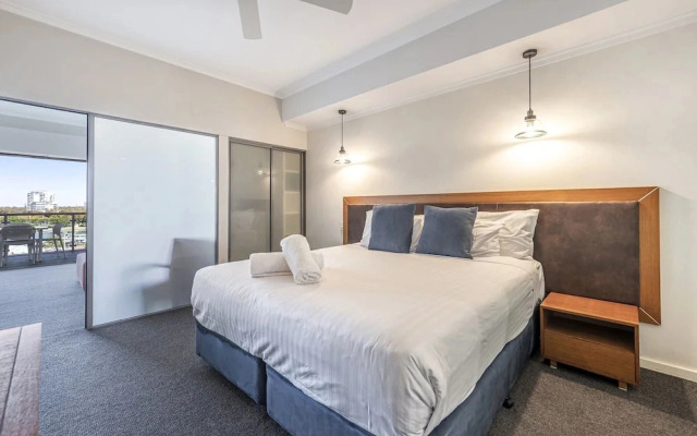 Coastal Studio City & Ocean Views, Walk to Beach