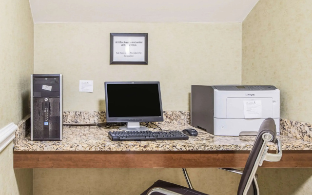Comfort Inn & Suites Greenwood near University