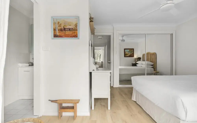 Bright Coastal Townhouse With BBQ & Courtyard