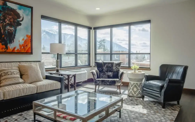 Downtown Penthouse Condo For 4!