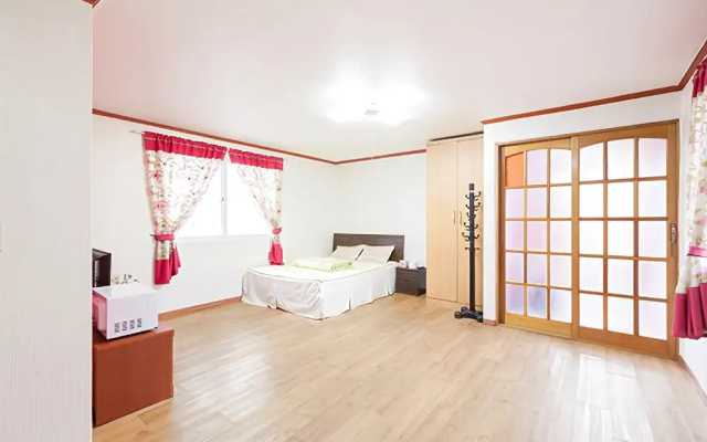 Hoengseong White House Pension