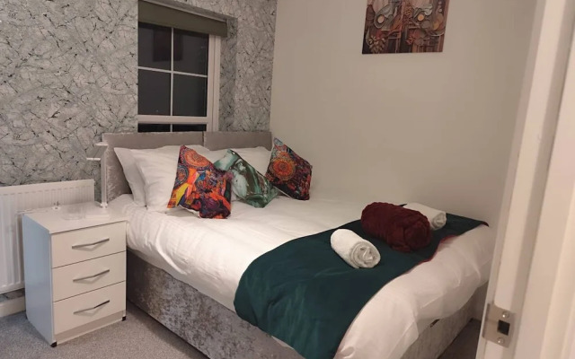 Spacious Home for Groups Sleeps 8