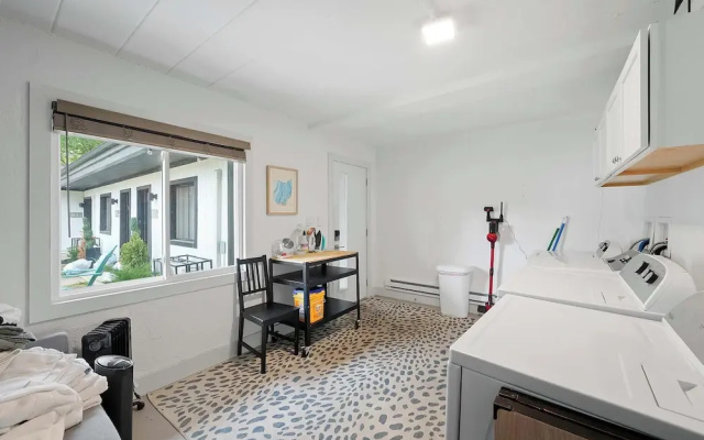 Chic City Retreat 93E