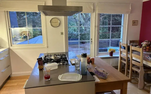 3 Bed House - Sleeps 5 - Sauna - Garden - Gym