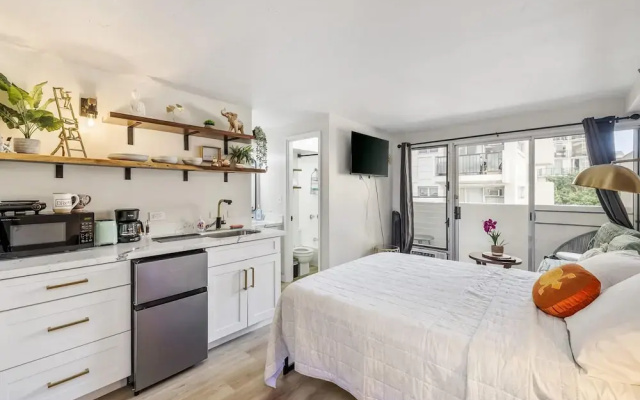 Bright Cozy Condo Unit With Balcony