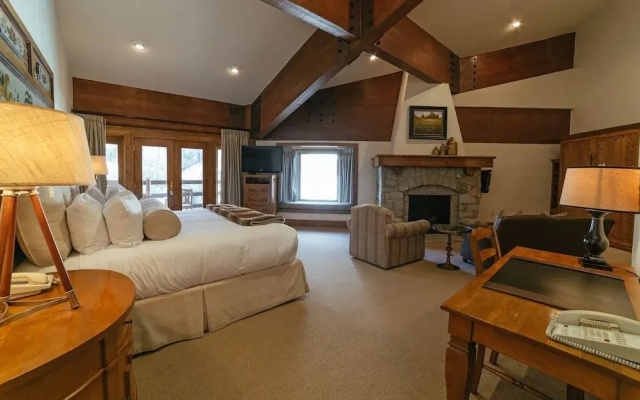 Luxury King Room Hotel Room by RedAwning