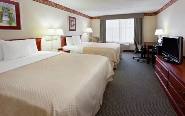 Country Inn & Suites Newark