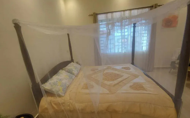 Cozy 2-bed Apartment in Akright City, Bwebajja