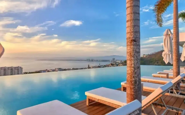 Soho PV Stunning Views Luxury Heated Rooftop Pool