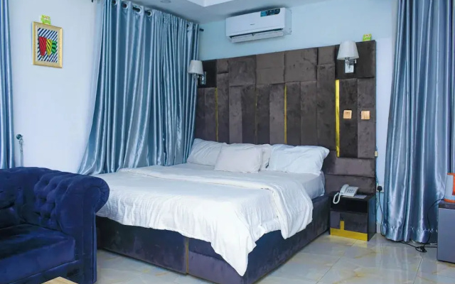 Marqueeland Hotel and suites