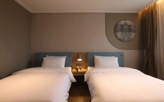 Home Inn (Hengyang Jingzhu Square Nanhua University)