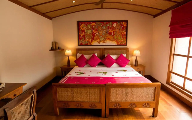 The Lotus - Houseboat