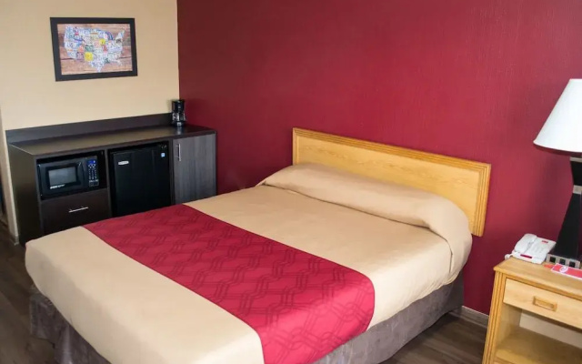 Econo Lodge North