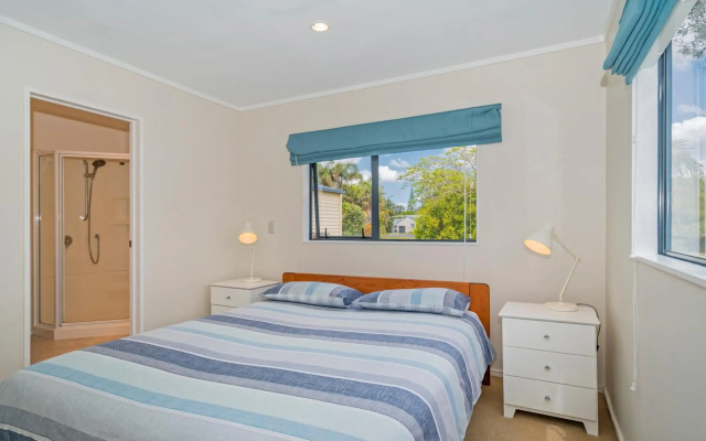 Kowhai Corner - Matarangi Holiday Home
