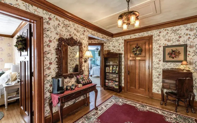 Honeybee Inn Bed & Breakfast