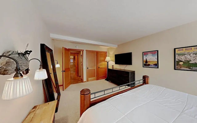 Beautiful One Bedroom Condo! Just Steps to Mammoth Mountain with Fully Equipped Kitchen! by RedAwning