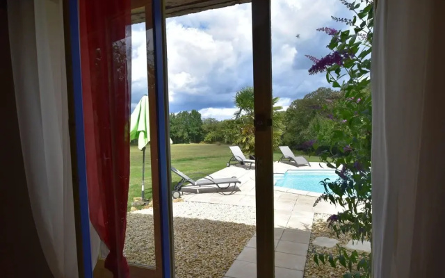 Luxurious Holiday Home with Swimming Pool in Meyrals