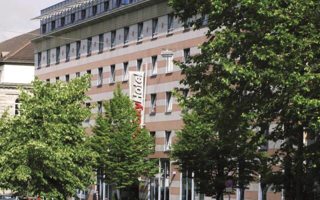 Отель IntercityHotel Nürnberg вид на фасад
