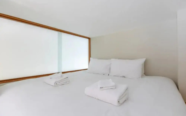 Tastefully Curated Mezzanine Studio Flat Hackney!