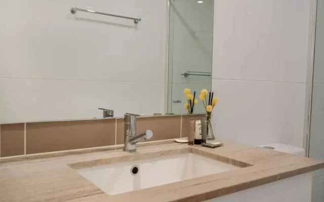 Bright 2-bed Flat Near City Amenities