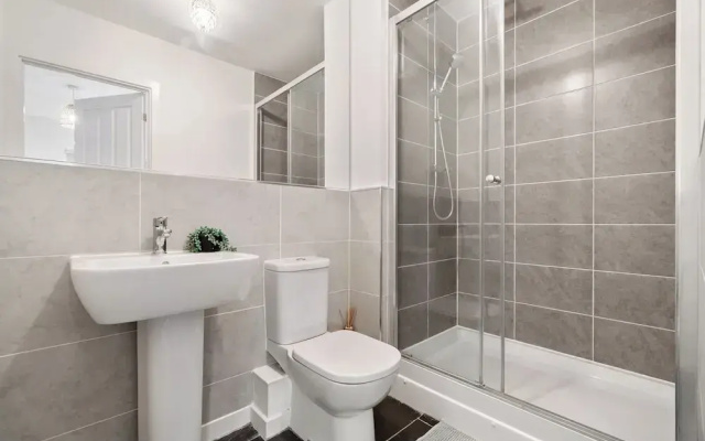House - Sleeps 4 - Garden - Parking