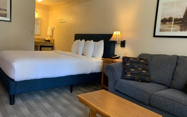 Coachman Inn & Suites