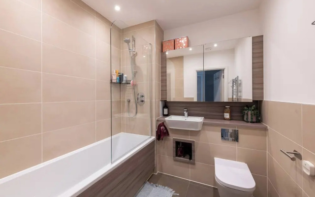 Stylish 3-bed Townhouse With 3 Baths in Southgate