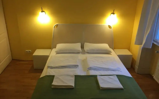 Club Apartments & Rooms