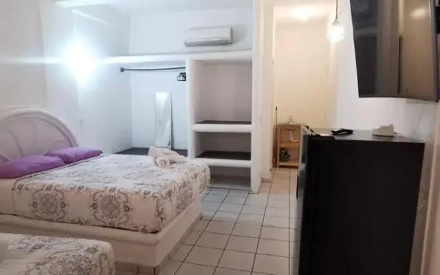 Lovely studio apartment with balcony AC & wi-fi, minutes from downtown!