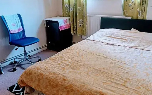 Comfortable double bedroom in London
