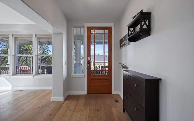 Flagline Trail 5 Bedroom Home by RedAwning