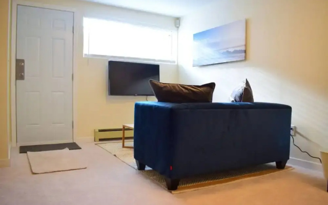 Cosy 2 Bedroom Lower-level Suite